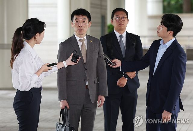 취재진 질문에 답하는 이하상 변호사