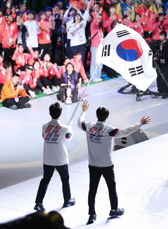 도쿄 데플림픽 폐회식에 한국 선수단 기수로 나선 신경덕, 임장휘