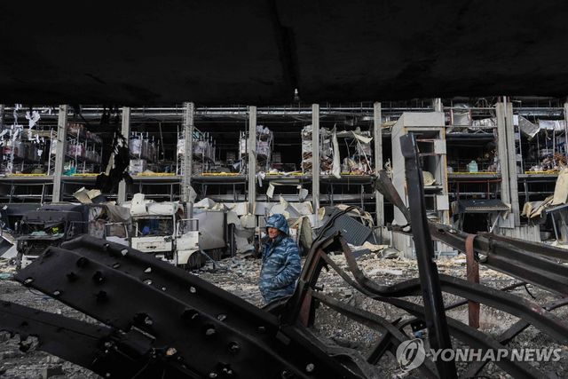 러시아의 드론 공습으로 파괴된 키이우 시내를 걷는 우크라이나인 