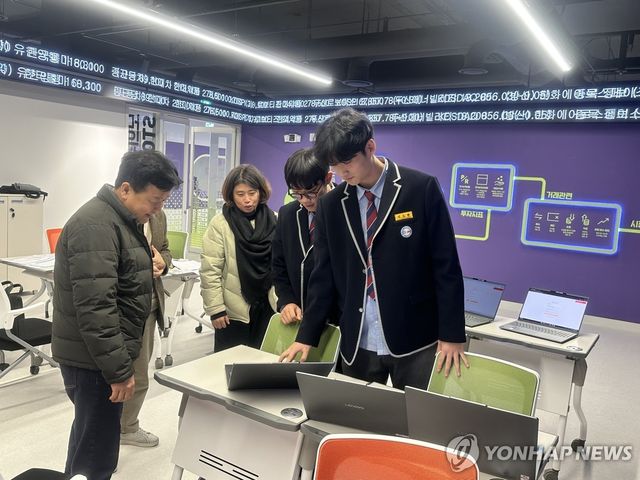 대전진로융합교육원에서 진로체험하는 학생들