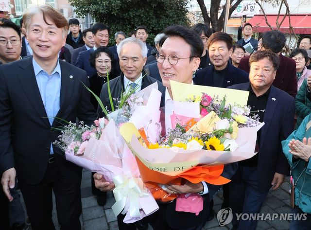 주민들에게 꽃다발 받은 김민석 국무총리