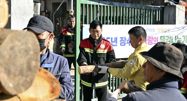장수군 '사랑의 땔감 나누기'