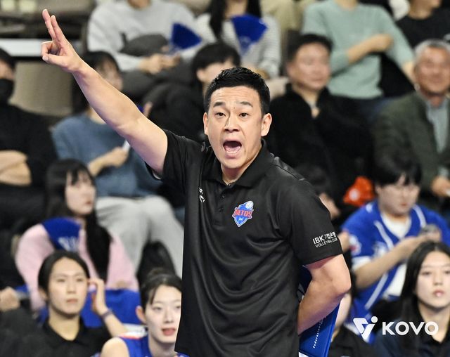 사령탑 데뷔전 치른 여오현 IBK기업은행 감독대행