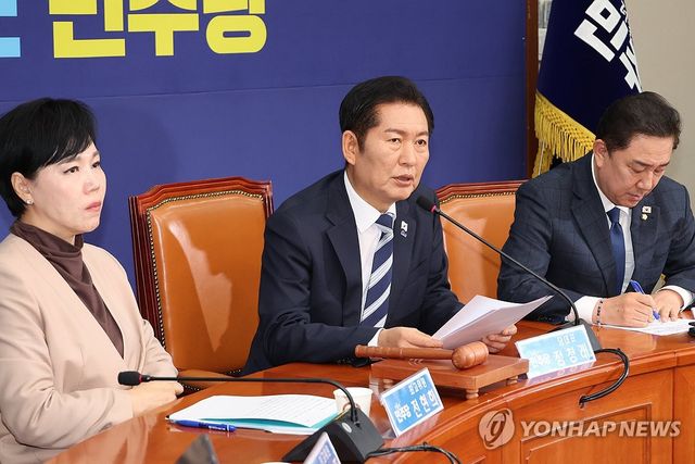 발언하는 정청래 대표