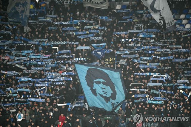 마라도나 기리는 나폴리 팬들