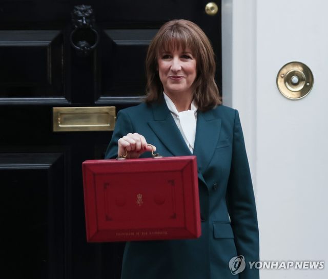 26일 다우닝가 11번지 앞에서 예산안 든 가방 들어올리는 재무 장관 