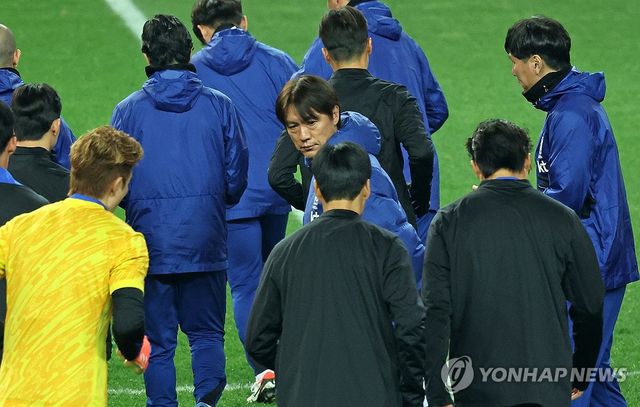 훈련 지시하는 홍명보 감독