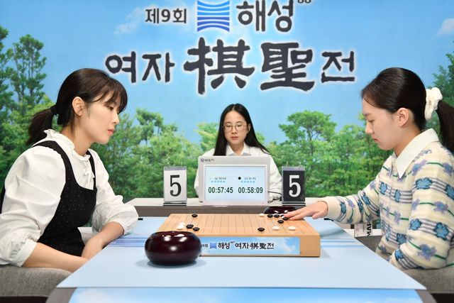 김은지(오른쪽) 9단이 오정아 6단을 꺾고 여자 기성전에서 우승했다.