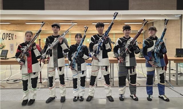 10ｍ 공기소총 혼성 금메달 최가혜(경북체고·왼쪽 세 번째)·배서준(경남대)