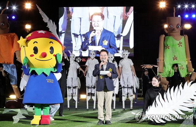 육동한 춘천시장, 지난 5월 춘천세계인형극제 개막인사