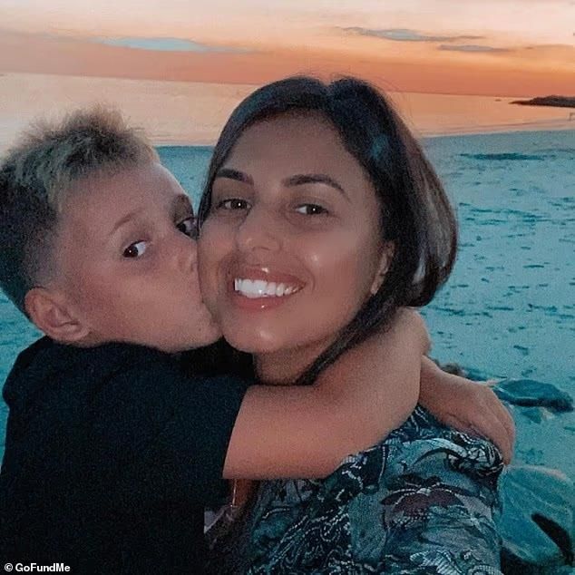 브루나 카롤리네 페레이라와 마이클 레빗 주니어 모자