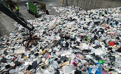 가득 쌓인 플라스틱