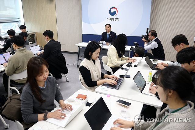 기자간담회하는 구윤철 부총리