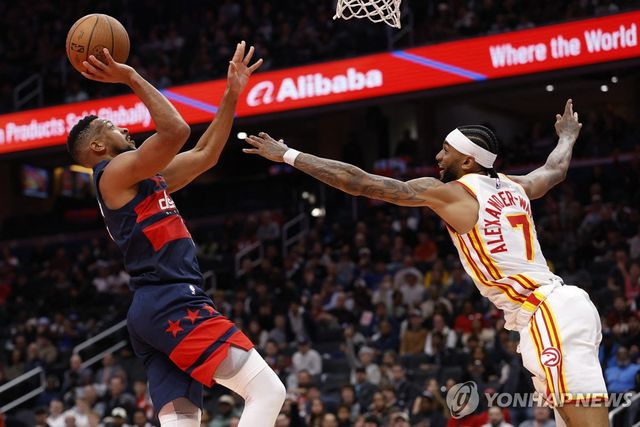 워싱턴 매컬럼(왼쪽)의 슛