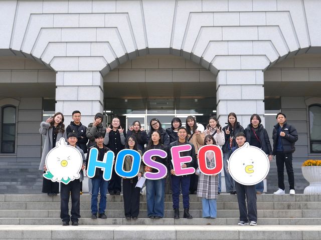 기념촬영하는 몽골 학생들