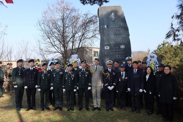 양정모 36사단 독수리부대 여단장과 라파엘 브롱도 프랑스 국방무관, 김문기 원주 부시장을 비롯한 참석자들이 프랑스군 전투전적비 앞에서 기념 촬영하고 있다. [36사단 제공. 재판매 및 DB 금지]