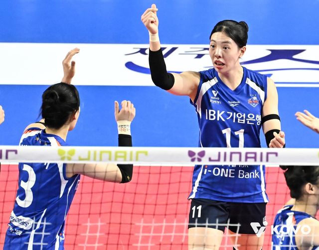 득점에 기뻐하는 IBK기업은행의 육서영(오른쪽)