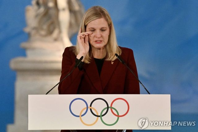 연설 중 눈물 닦는 커스티 코번트리 IOC 위원장