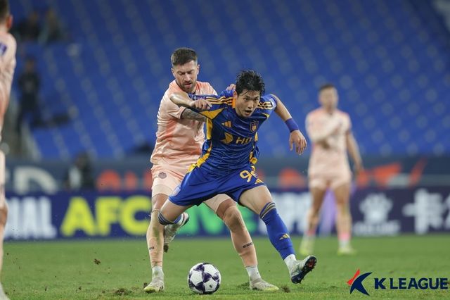 상대 공격을 받아내는 수비수 최석현