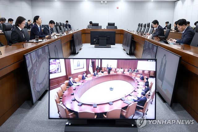 경제관계장관회의에서 발언하는 구윤철 부총리