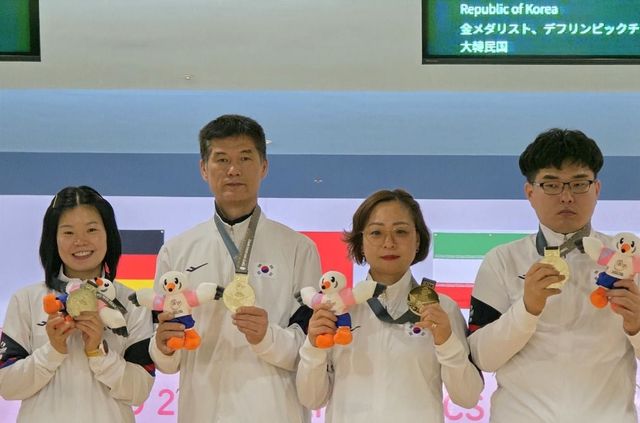 (서울=연합뉴스) 25일 일본 도쿄 히가시야마토 그랜드볼에서 열린 볼링 혼성 4인조 단체전에서 금메달을 획득한 박선옥, 최홍창, 안형숙, 박지홍(왼쪽부터). [한국농아인스포츠연맹 제공. 재판매 및 DB 금지]