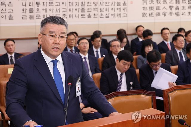 질의에 답하는 유병호 감사위원