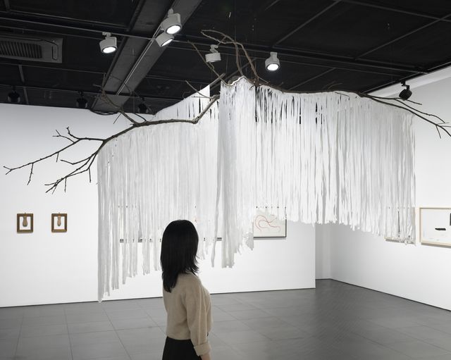 '가위, 바위, 보: 종이의 변주' 전시 전경