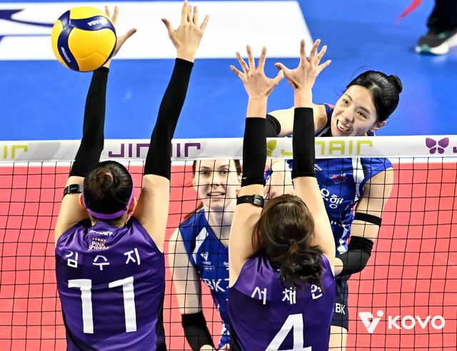 공격하는 IBK기업은행의 육서영(오른쪽)