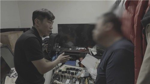 현장에서 적발된 중계기와 조직원