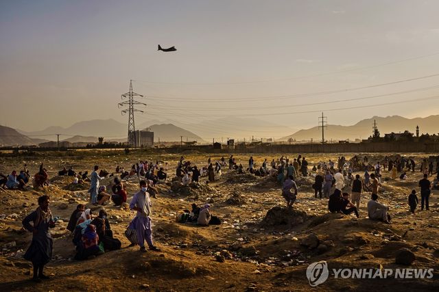 아프간에서 탈출하려고 공항에 모여든 아프간인들