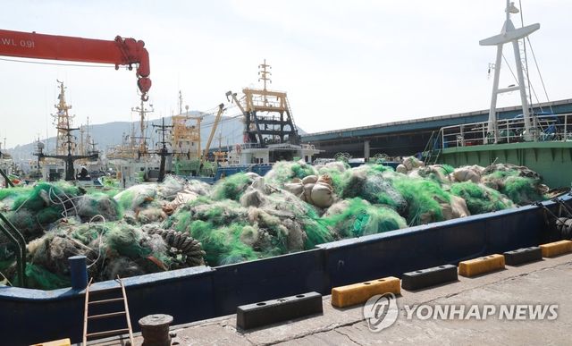 운반선에 실린 해양쓰레기