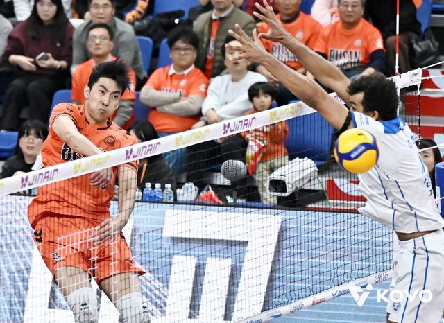 OK저축은행 차지환(왼쪽)