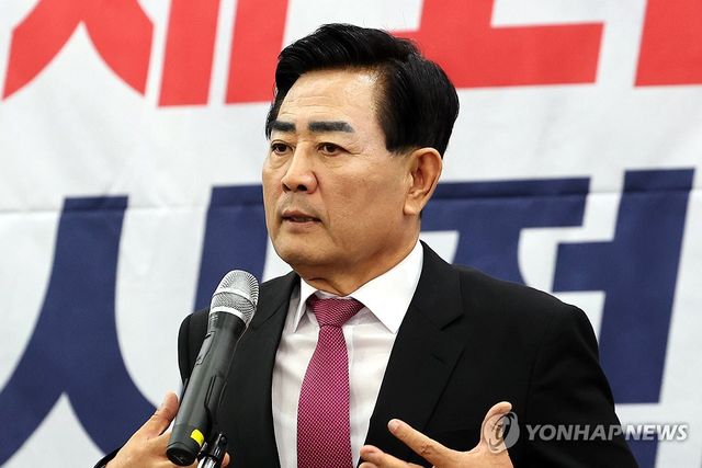 인사말하는 김화진 위원장