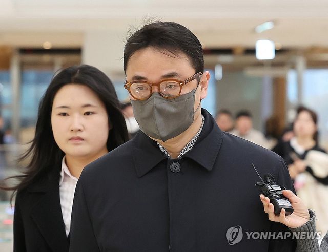 특검 출석하는 김진우씨