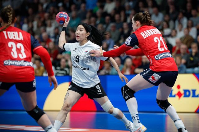 노르웨이와 경기에서 공격을 시도하는 이연경(경남개발공사)