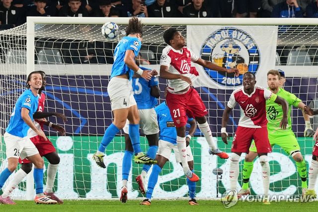 헤더 득점에 성공하는 다비드 루이스