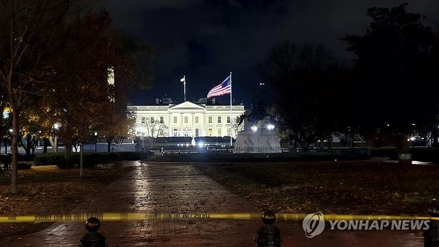 백악관 코앞서 군인 2명 피격 중태…긴장된 백악관