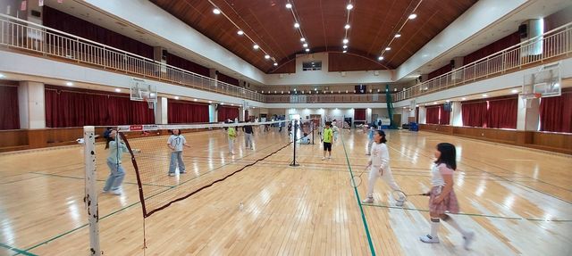 경기교육청의 '오아시스' 배드민턴 운동 장면