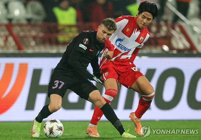 볼 경합을 펼치는 설영우(오른쪽)