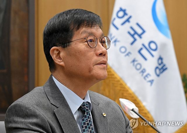 금통위 본회의 주재하는 이창용 한국은행 총재