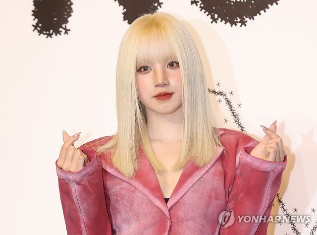 손가락 하트 만드는 우기