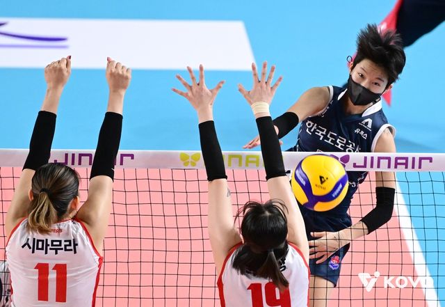 공격하는 김세인