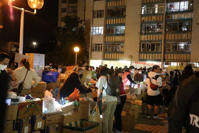 화재 발생한 '웡 푹 코트'(Wang Fuk Court) 인근에 모인 자원봉사자들