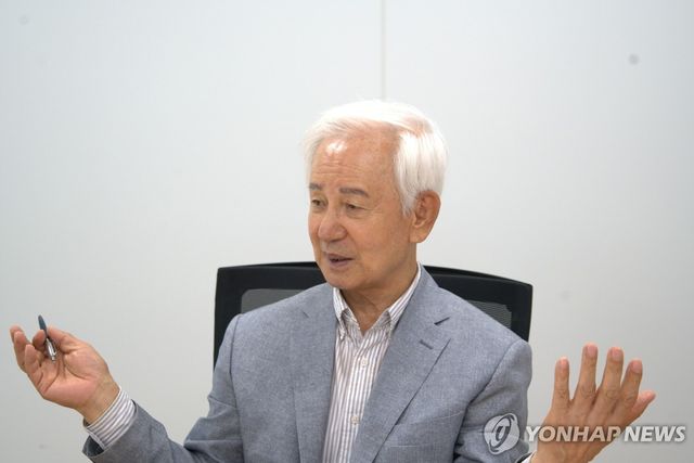 연합뉴스와 [삶] 인터뷰 중인 작가 김홍신 