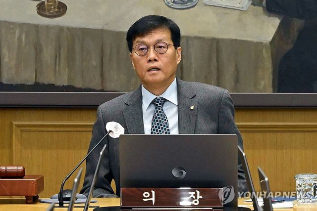 금융통화위원회 본회의 주재하는 이창용 한국은행 총재