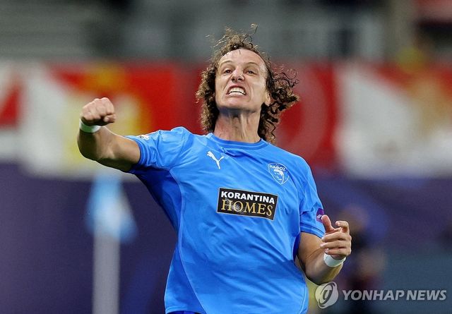 득점 세리머니를 펼치는 다비드 루이스