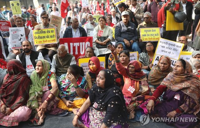 26일 뉴델리서 새 노동법 시행에 반대하는 노동자들