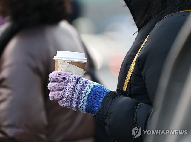 따뜻한 커피와 장갑이 필요한 날씨