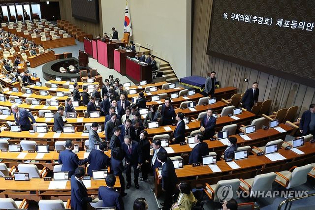체포동의안 표결 앞두고 퇴장하는 추경호 의원