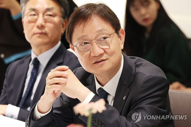 질문하는 이찬진 금감원장